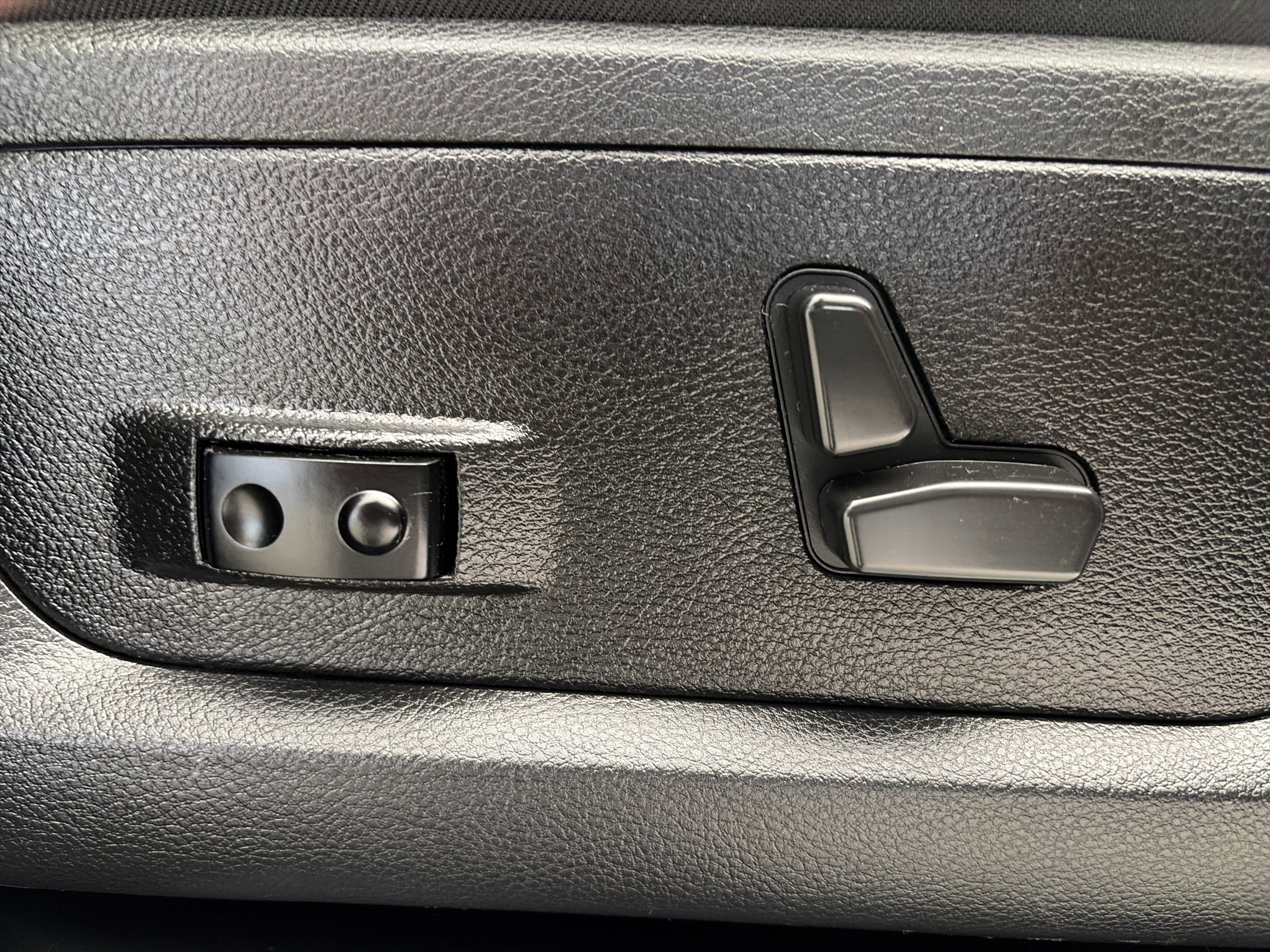 Used 2022 White Ram Laramie image 15