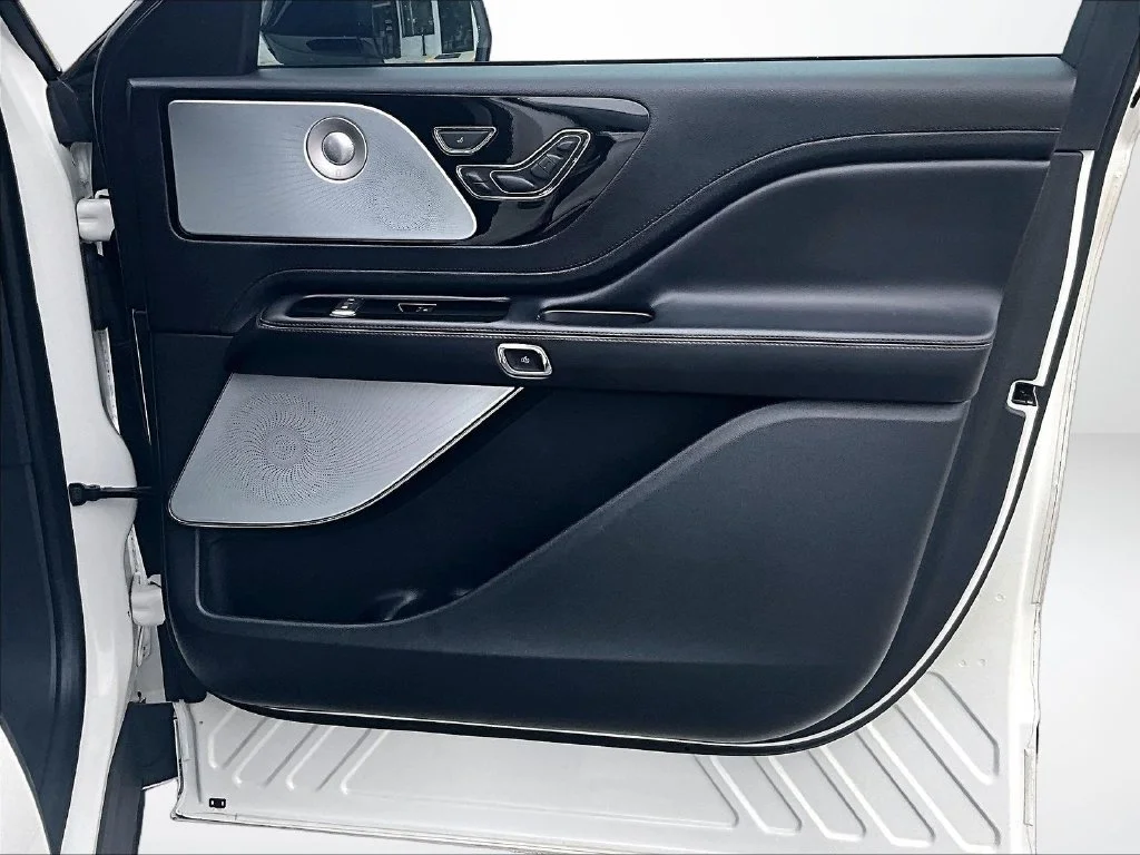 Used 2020 White Lincoln Grand Touring image 25