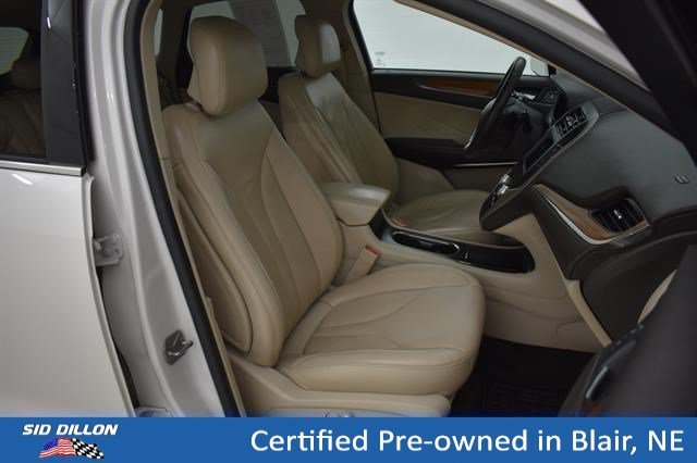 Certified Used 2017 White Platinum Metallic Tri-Coat Lincoln Select image 7
