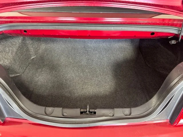 Used 2005 Red Ford V6 image 18