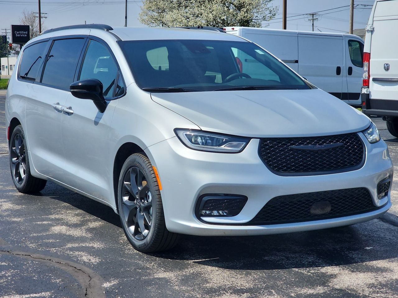 2026 Chrysler Pacifica Select's photo