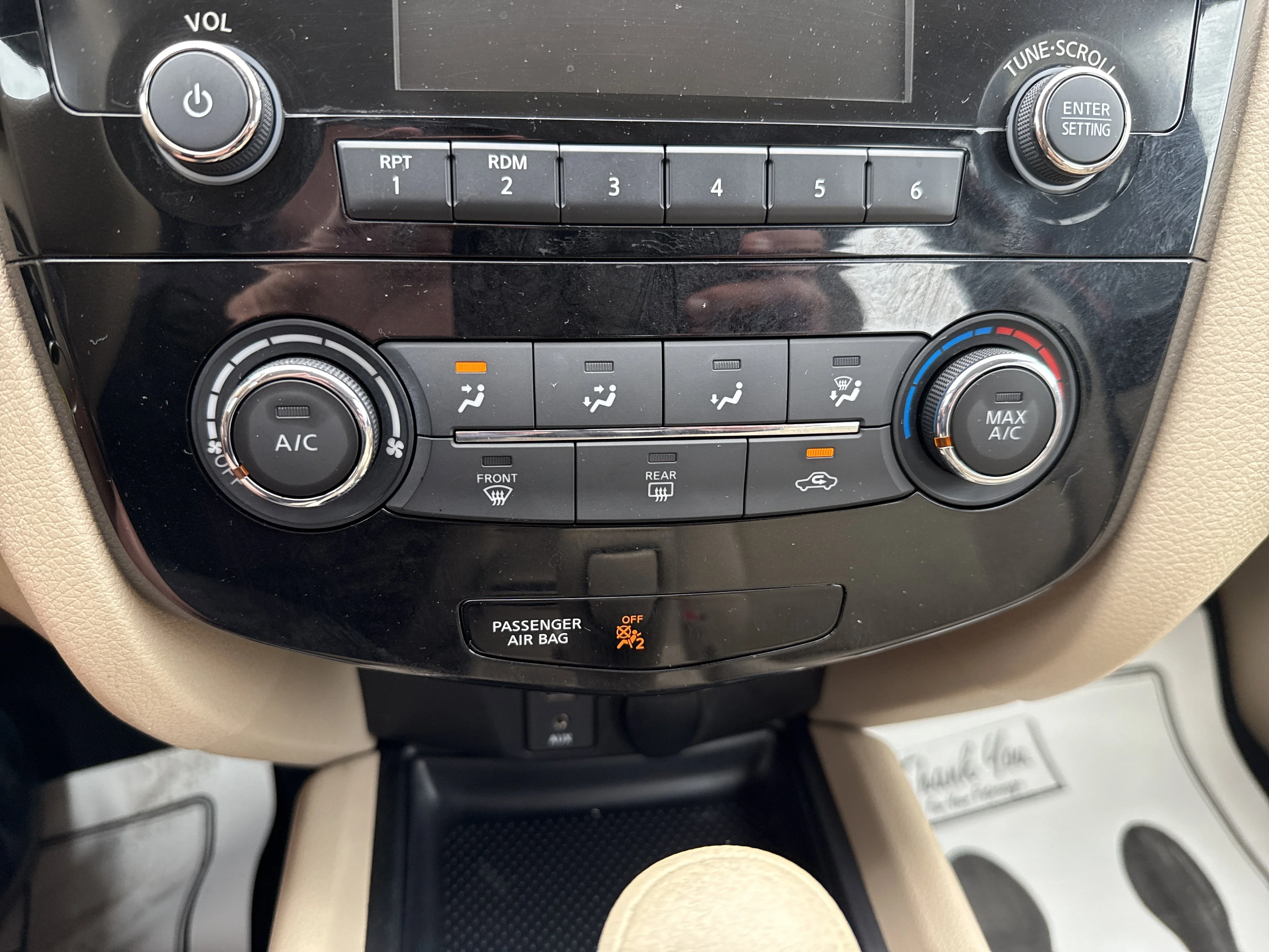 Used 2015 Cayenne Red Nissan S image 4