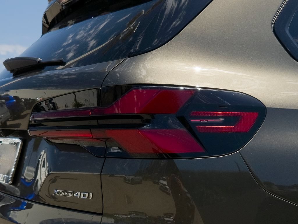 New 2026 Manhattan Green Metallic BMW xDrive40i image 5