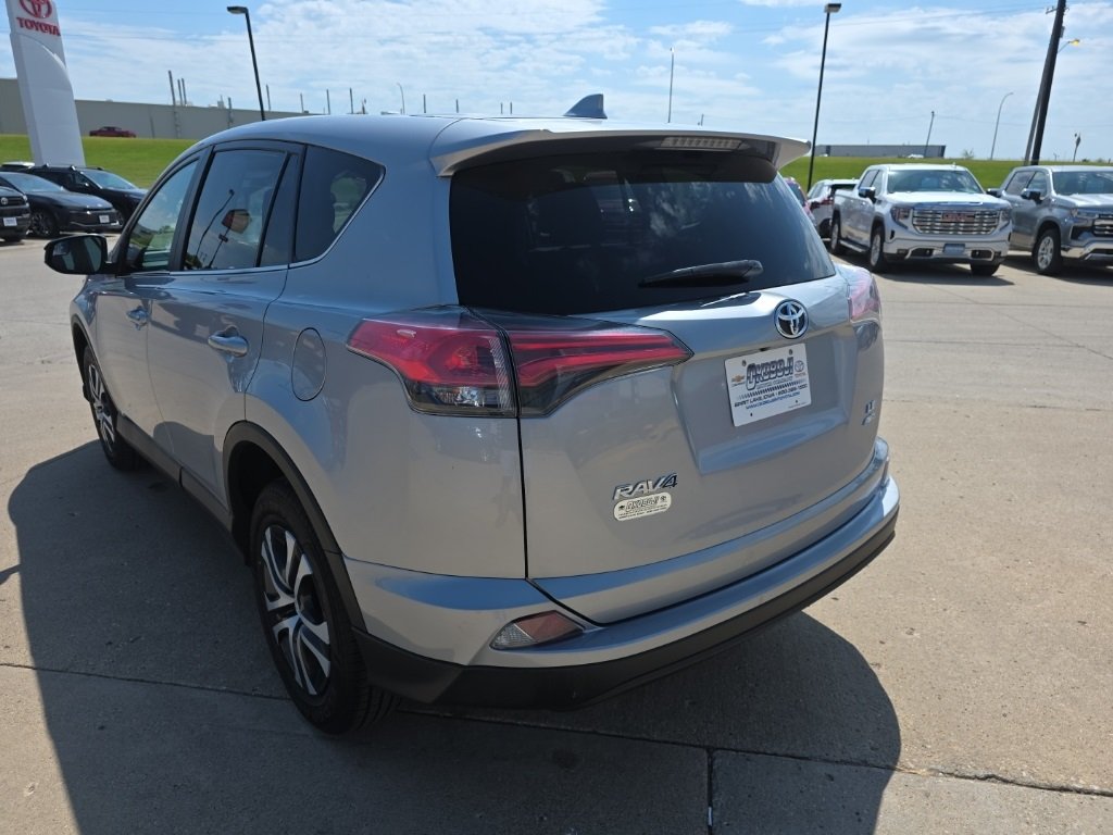 2018 Toyota RAV4 LE photo 4