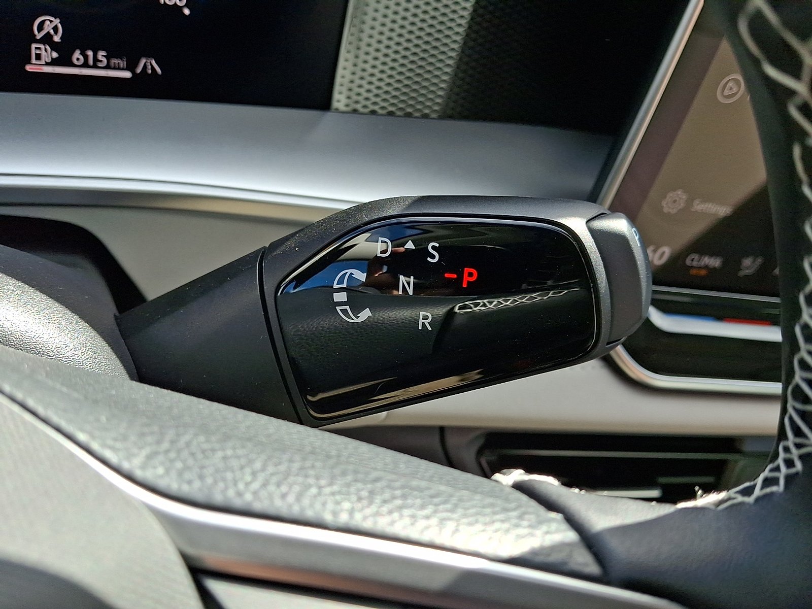 2025 Volkswagen Tiguan SE photo 3