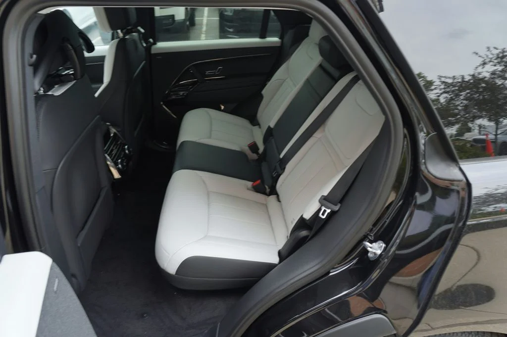 New 2026 Santorini Black Land Rover Dynamic SE image 36
