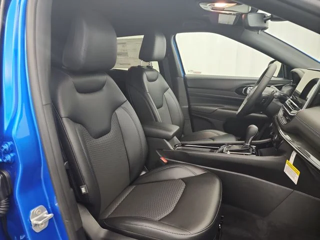New 2026 Hydro Blue Pearl-Coat Exterior Paint Jeep Latitude image 25