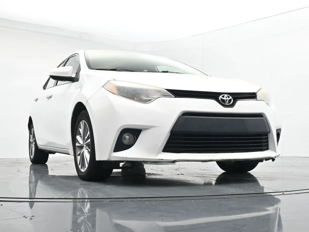 Used 2014 White Toyota LE Plus image 28