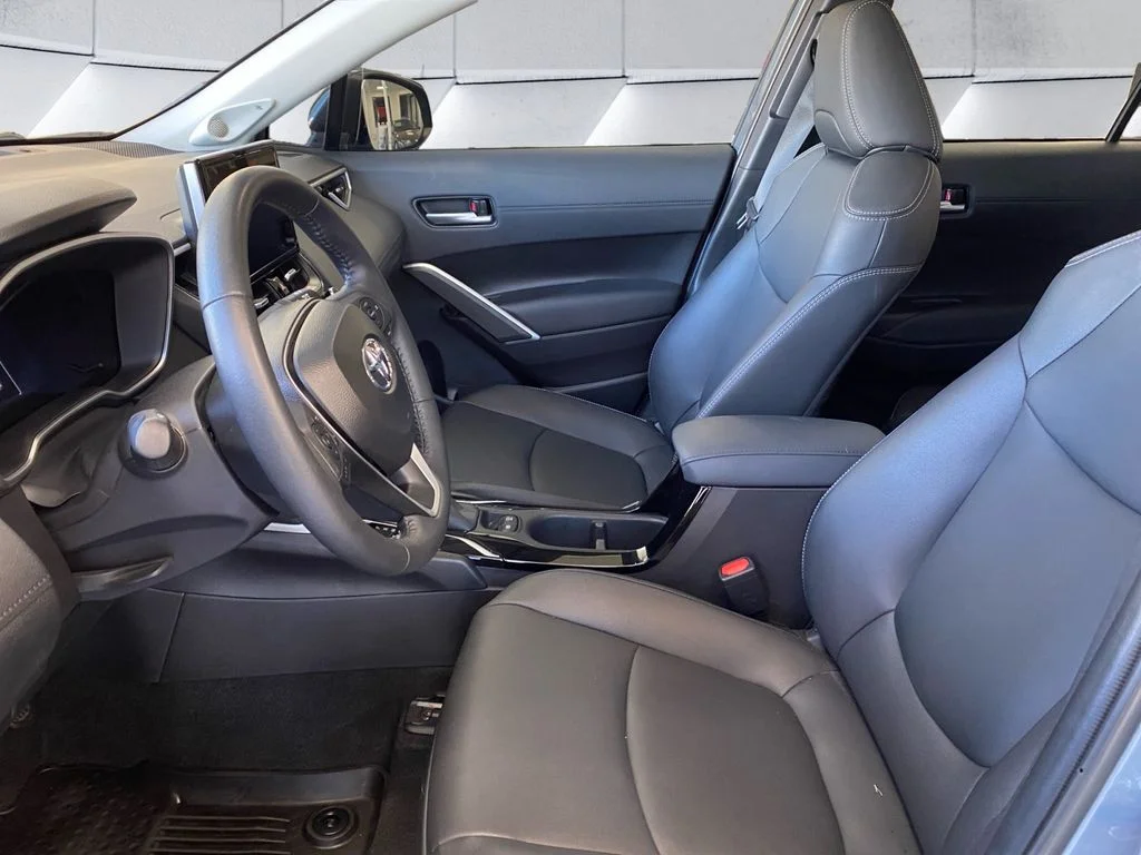 Used 2025  Toyota XLE image 7