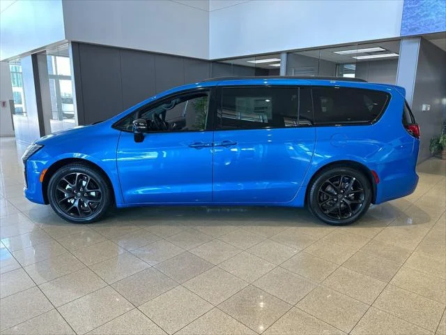 New 2027 Hydro Blue Pearl-Coat Paint Chrysler Limited image 5