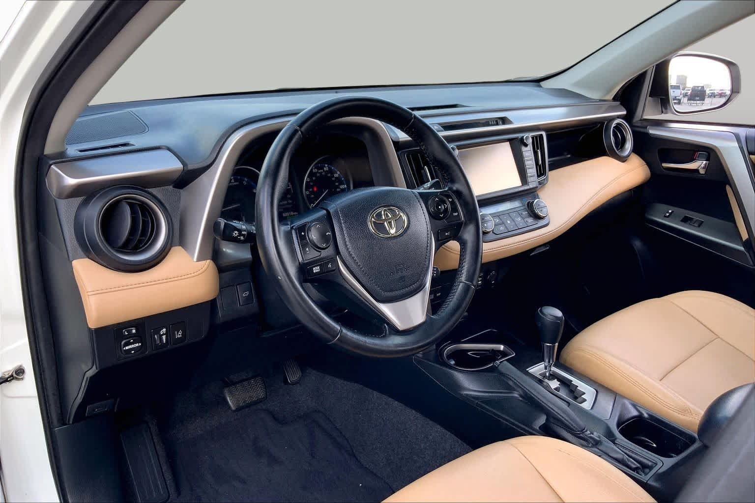 Used 2018 Super White Toyota XLE image 17