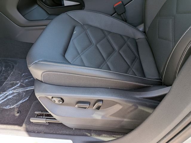 New 2026 White Volkswagen 2.0T SE w/Technology image 21