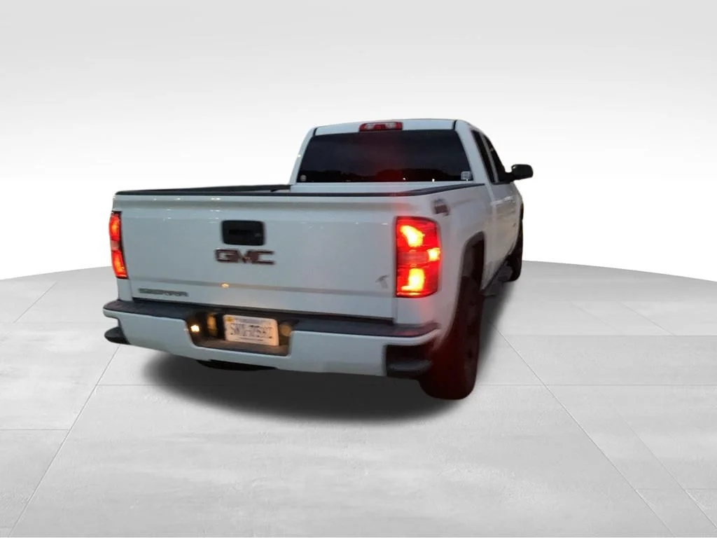 Used 2015 White GMC Base image 17