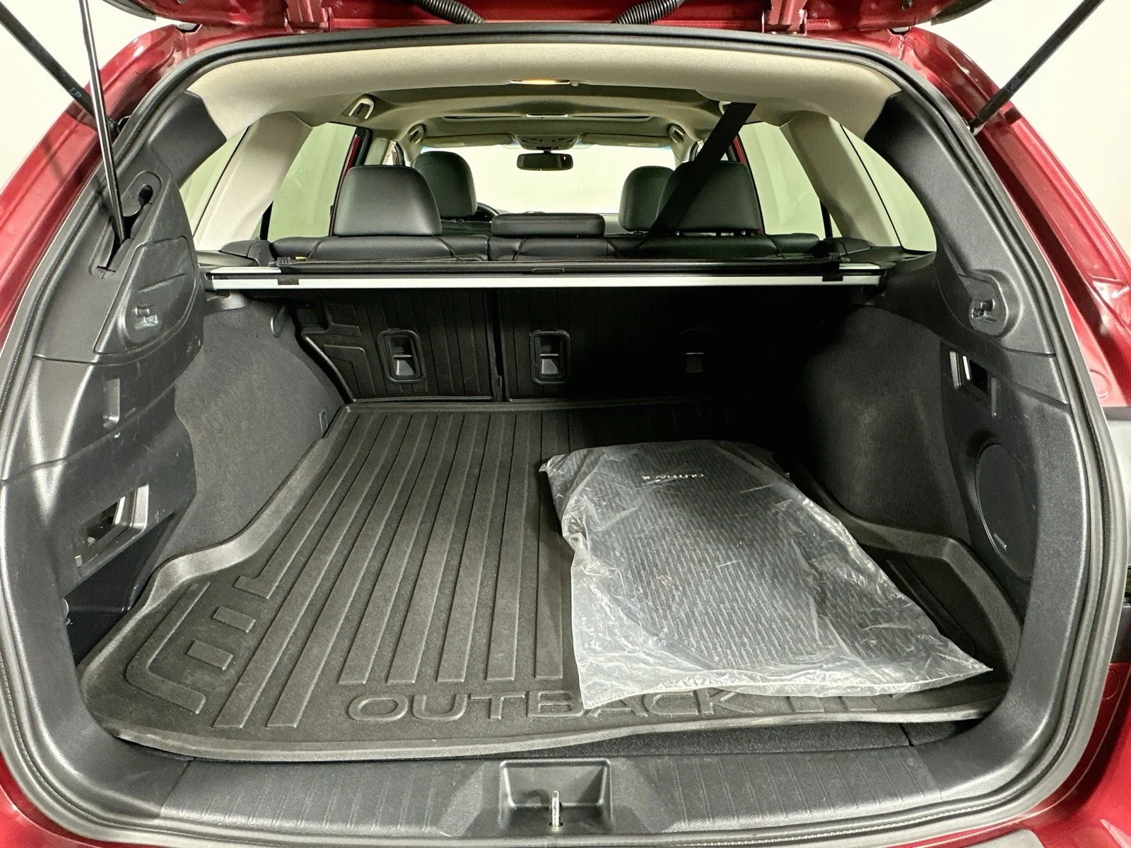 Used 2016 Red Subaru  image 39