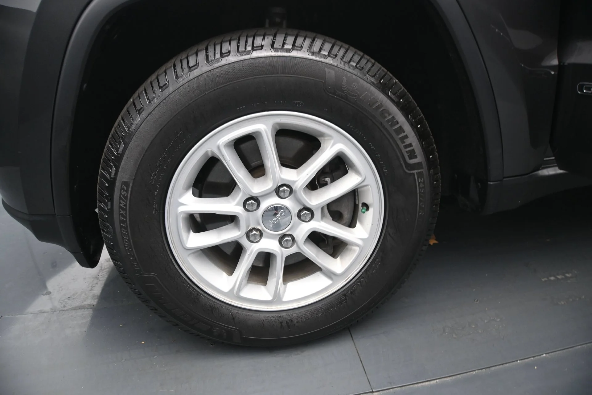 Used 2020 Granite Crystal Metallic Clearcoat Jeep Laredo E image 27