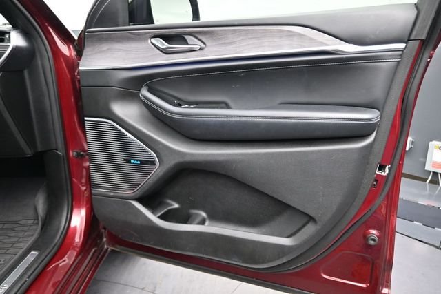 Used 2022 Velvet Jeep Overland image 20