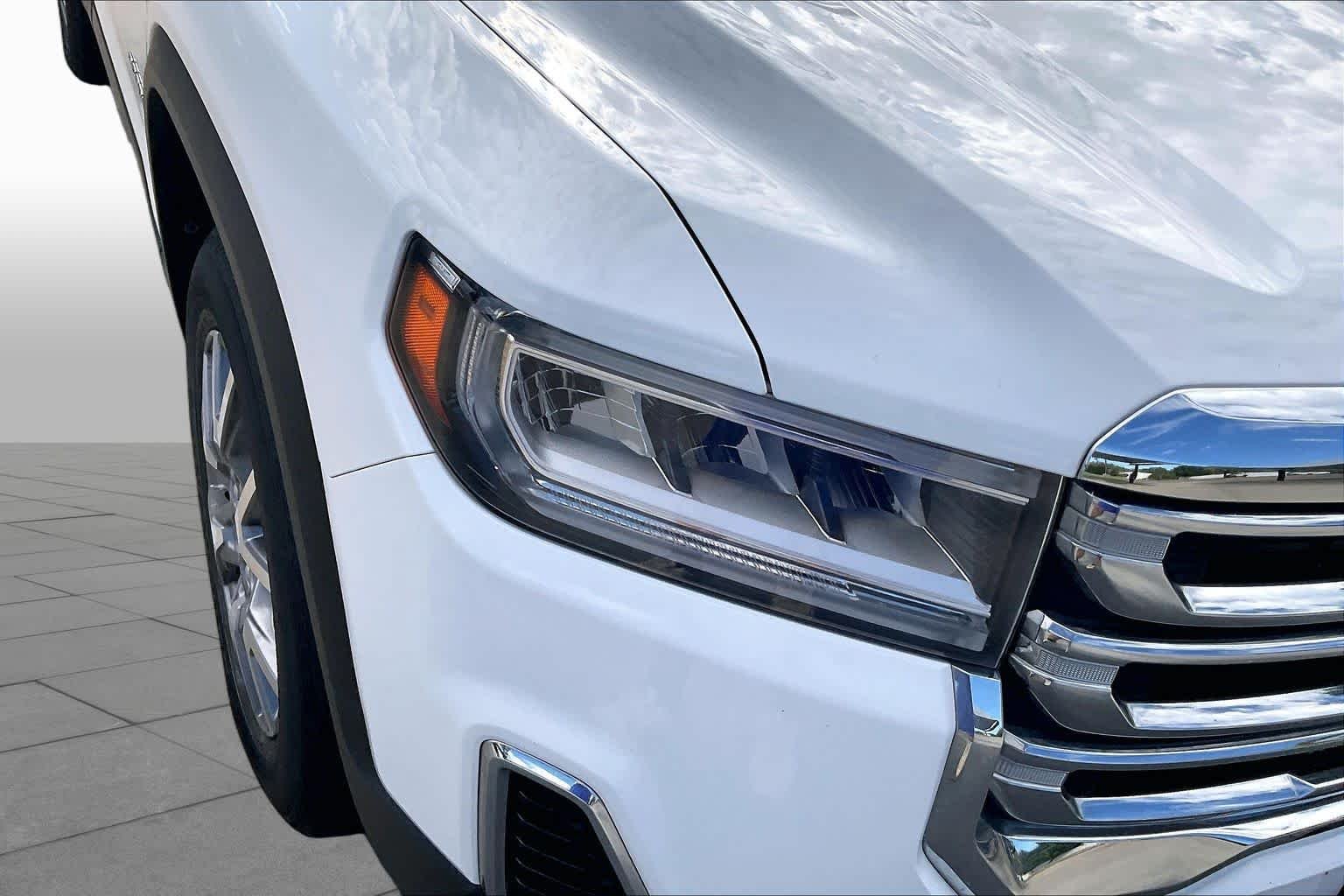 Used 2022 Summit White GMC SLT image 27