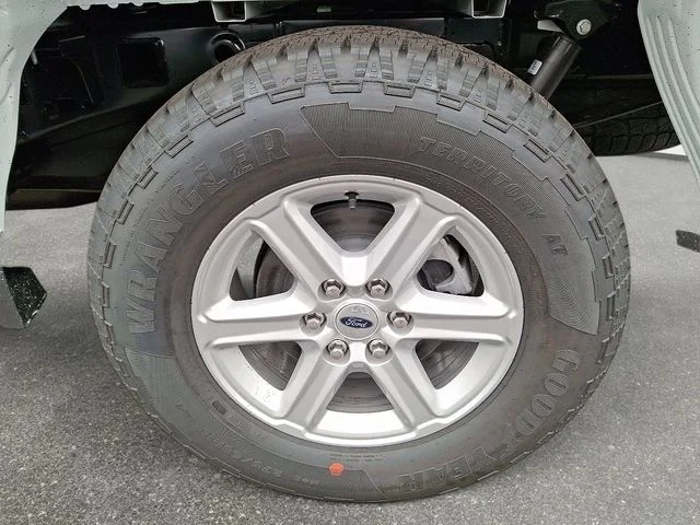 New 2026 Oxford White Ford XLT image 6