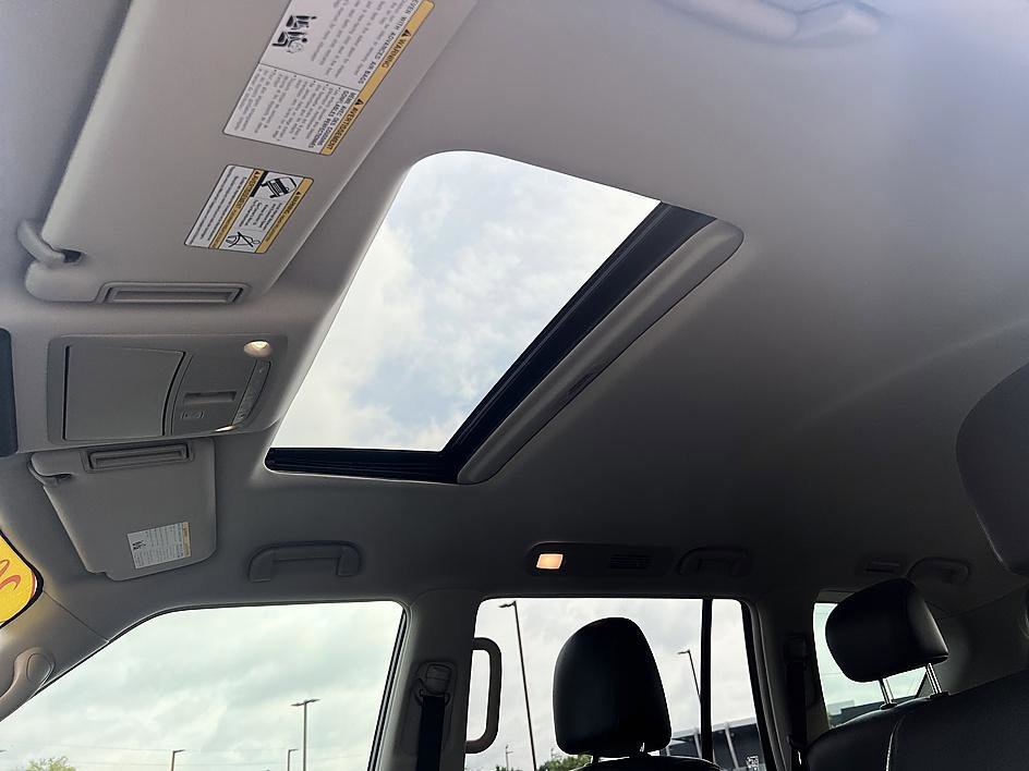 Used 2022 Gun Metallic Nissan SL image 19