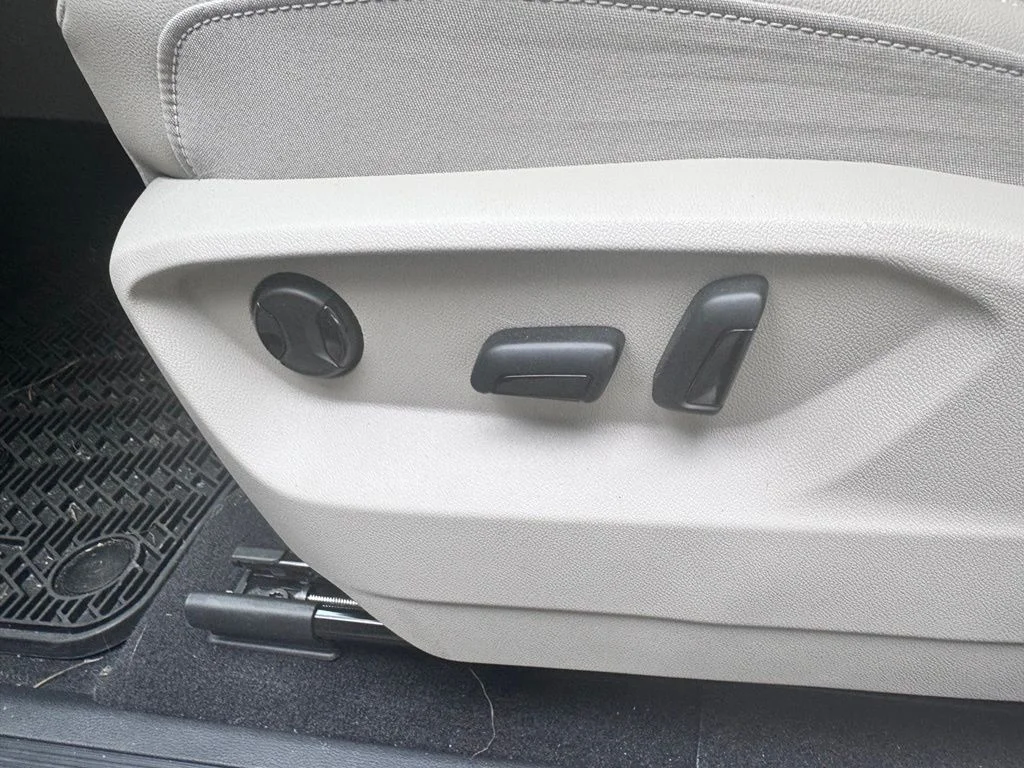 Used 2026 White Volkswagen SE image 11