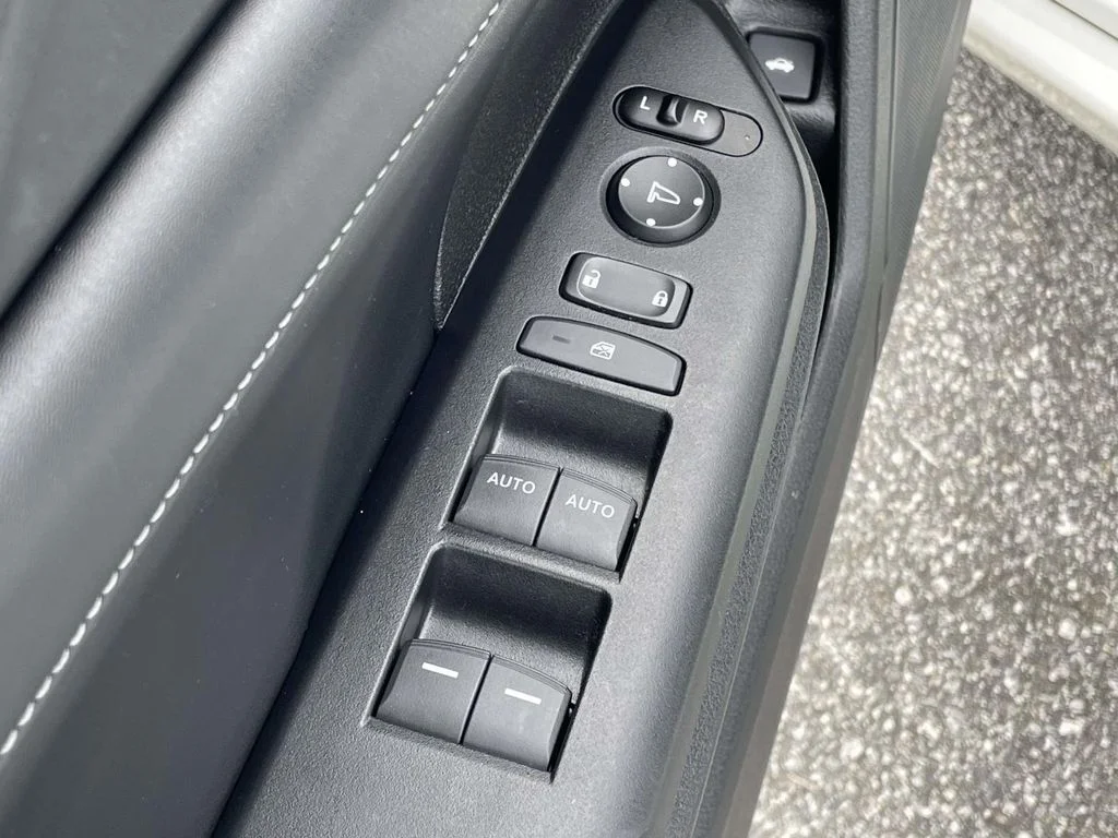 Used 2019 White Orchid Pearl Honda Touring image 6