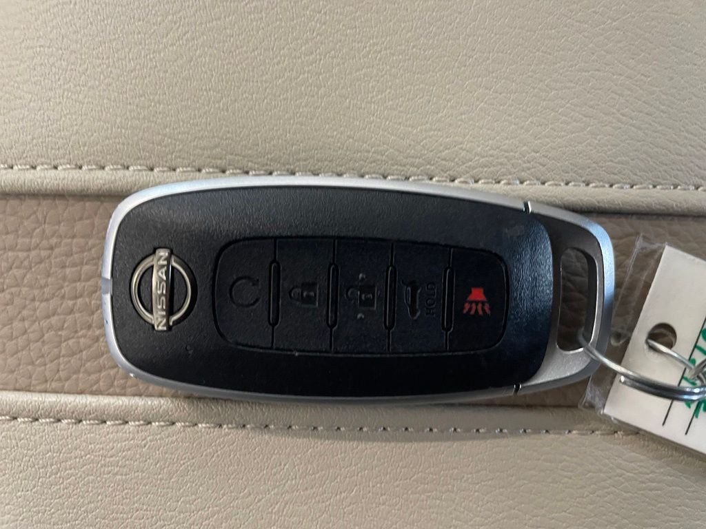 Used 2025 White Nissan Platinum image 19