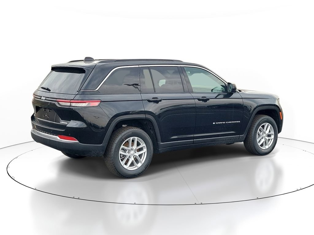 New 2026 Diamond Black Crystal Pearlcoat Jeep Laredo X image 4