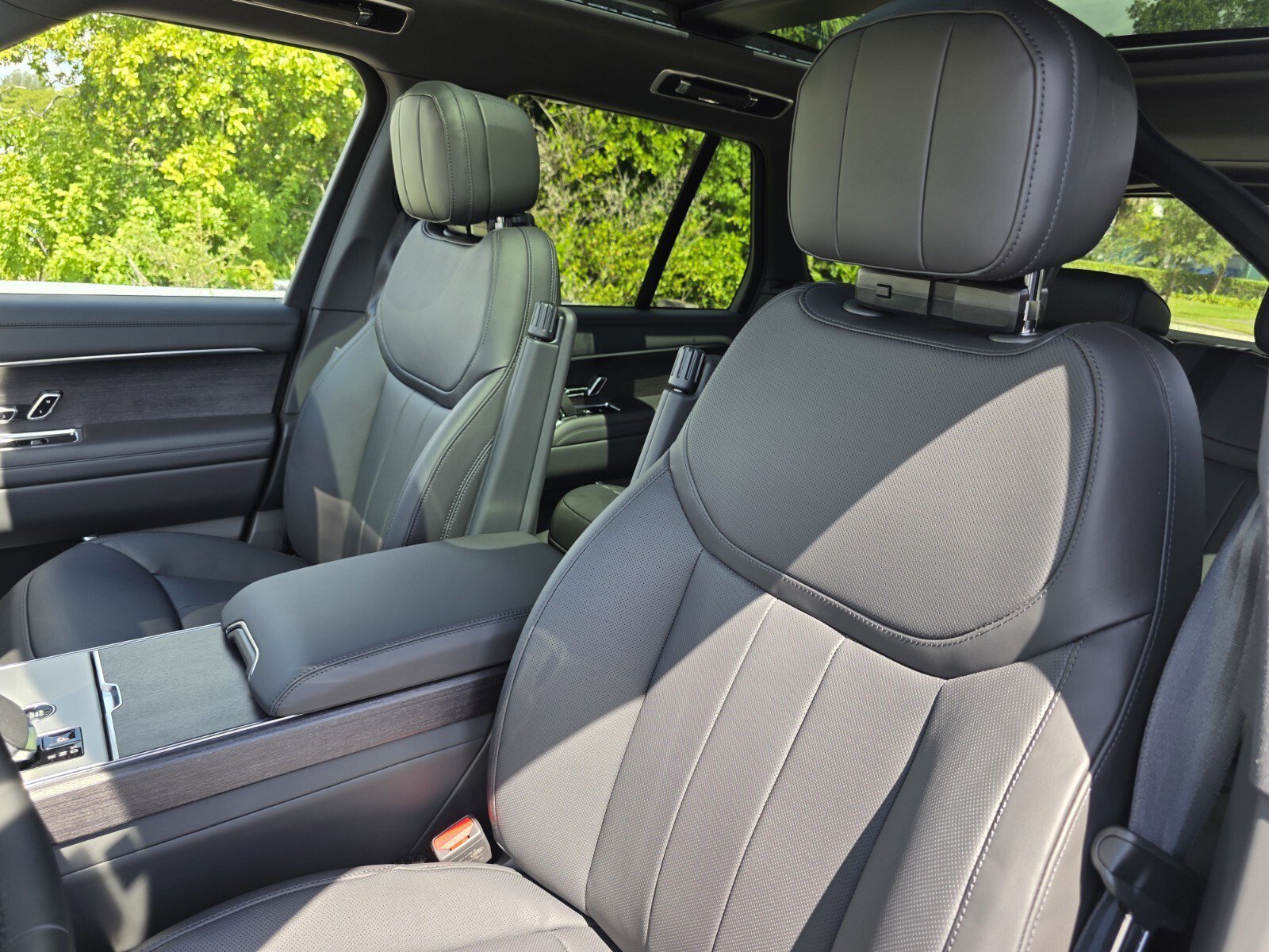New 2026 Carpathian Grey Land Rover P400 SE image 11