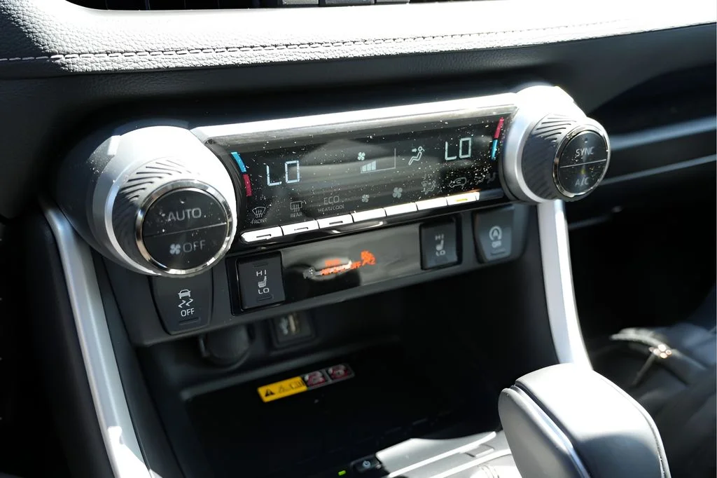 Used 2024 Wind Chill Pearl Toyota XLE Premium image 27