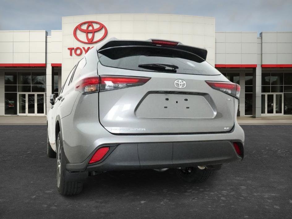 New 2026 Heavy Metallic Toyota Hybrid XLE image 16