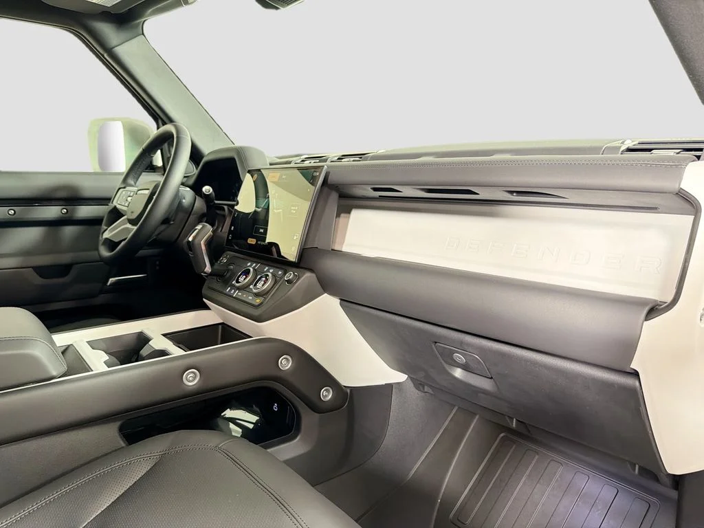 New 2026 Santorini Black Land Rover X-Dynamic SE image 32