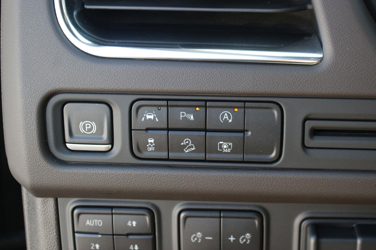 Used 2024 Black Chevrolet Z71 image 33