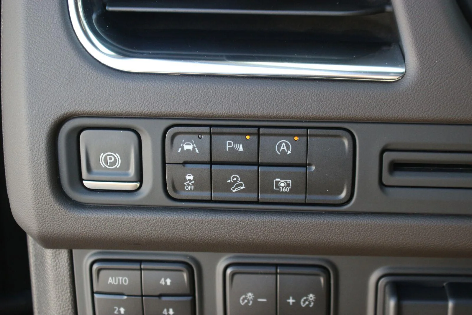 Used 2024 Black Chevrolet Z71 image 33