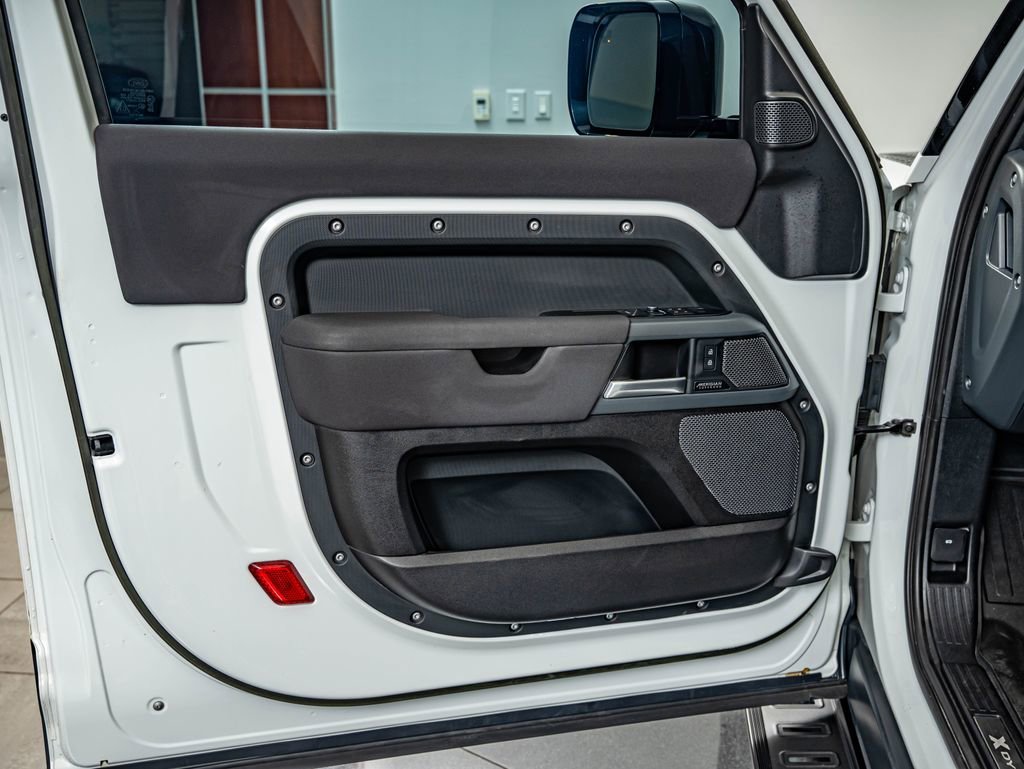 Used 2023 Fuji White Land Rover X-Dynamic SE image 20