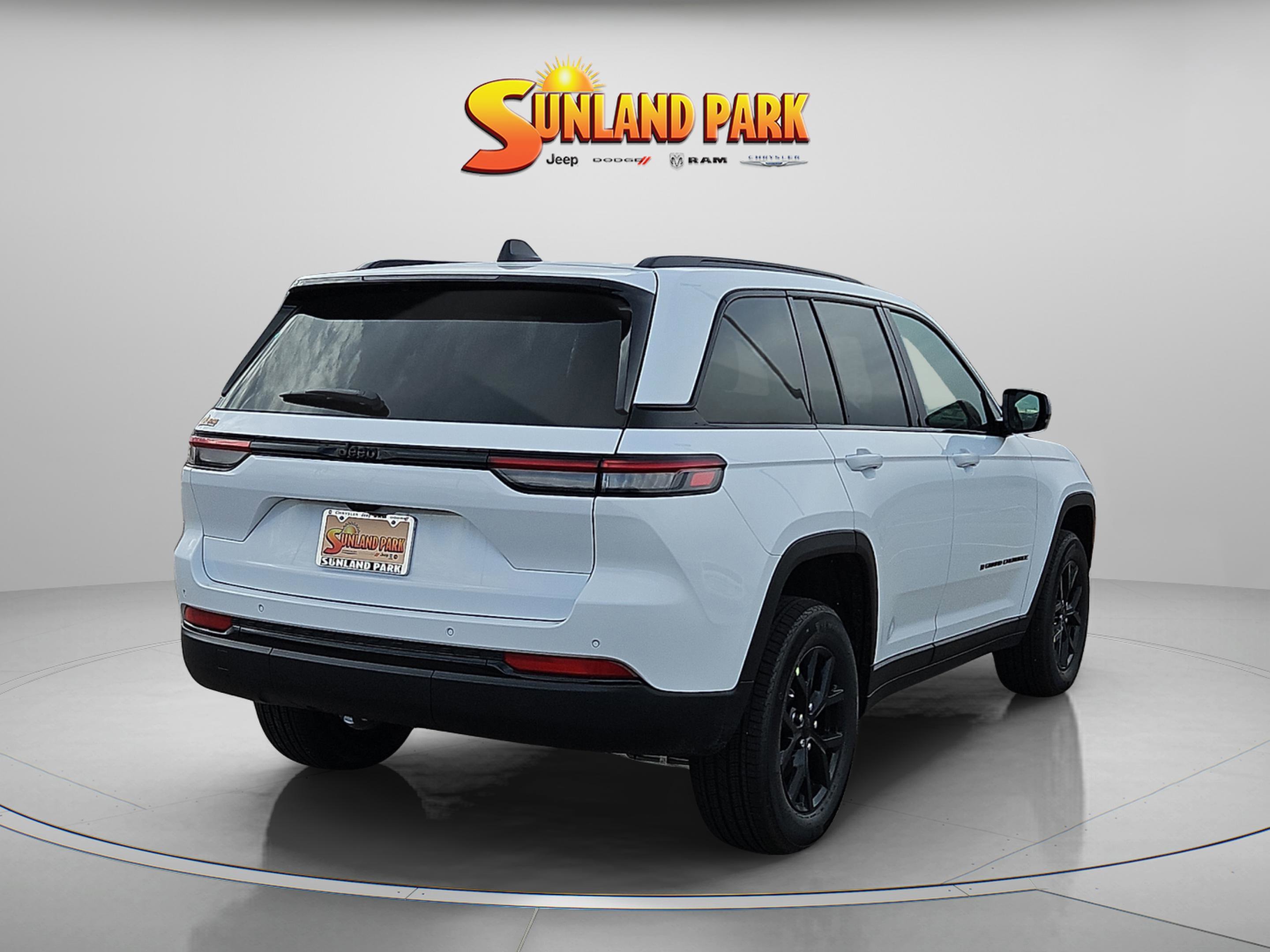 New 2025 Bright White Clear-Coat Exterior Paint Jeep Altitude X image 5