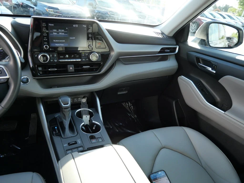 Used 2022 Silver Toyota XLE image 14