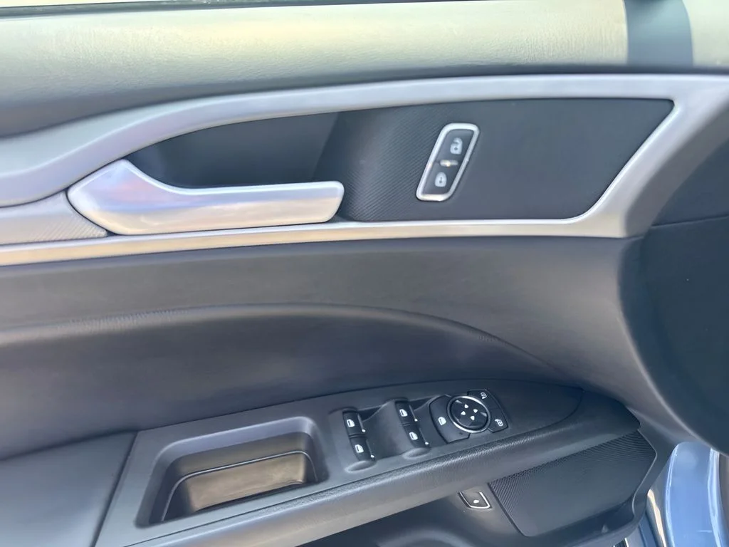 Used 2019 Blue Ford SE image 17