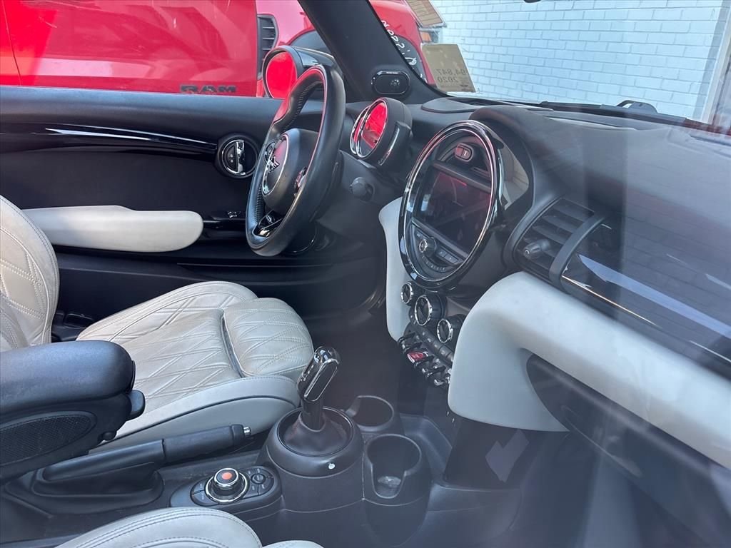 Used 2020 White MINI Classic image 20