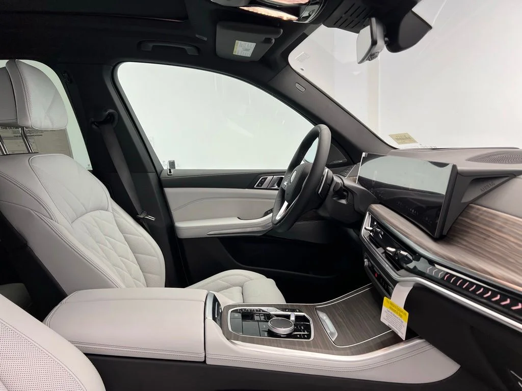 New 2026 Mineral White Metallic BMW xDrive40i image 6