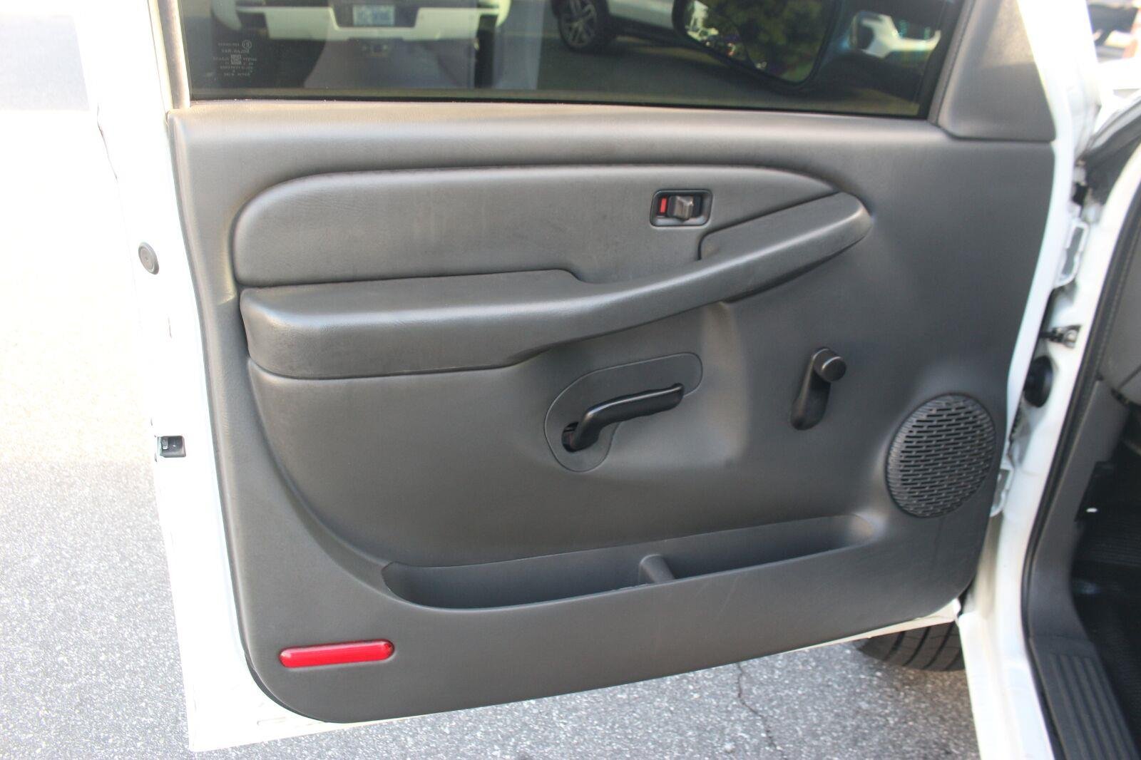 Used 2007 Summit White Chevrolet Work Truck image 13