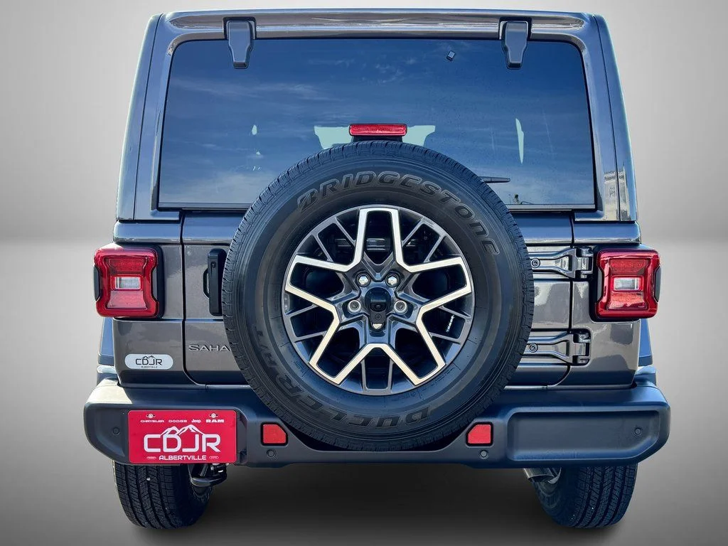 New 2026 Granite Crystal Metallic Clear-Coat Exterior Paint Jeep Sahara image 7