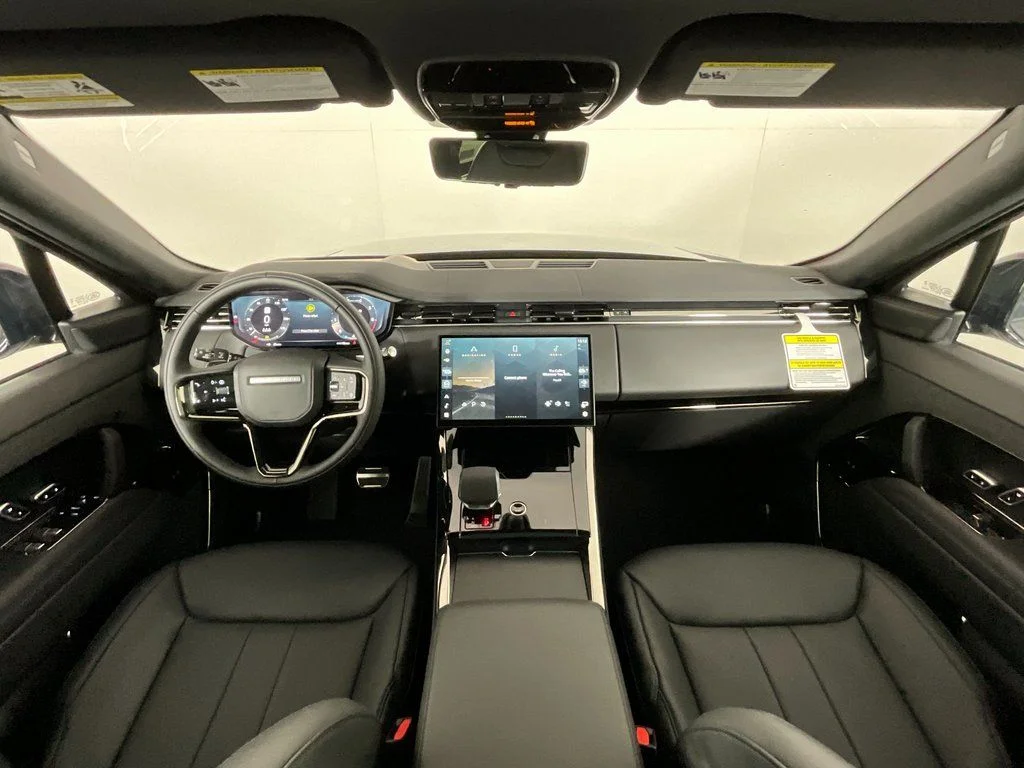 New 2026 Santorini Black Land Rover Dynamic SE image 4