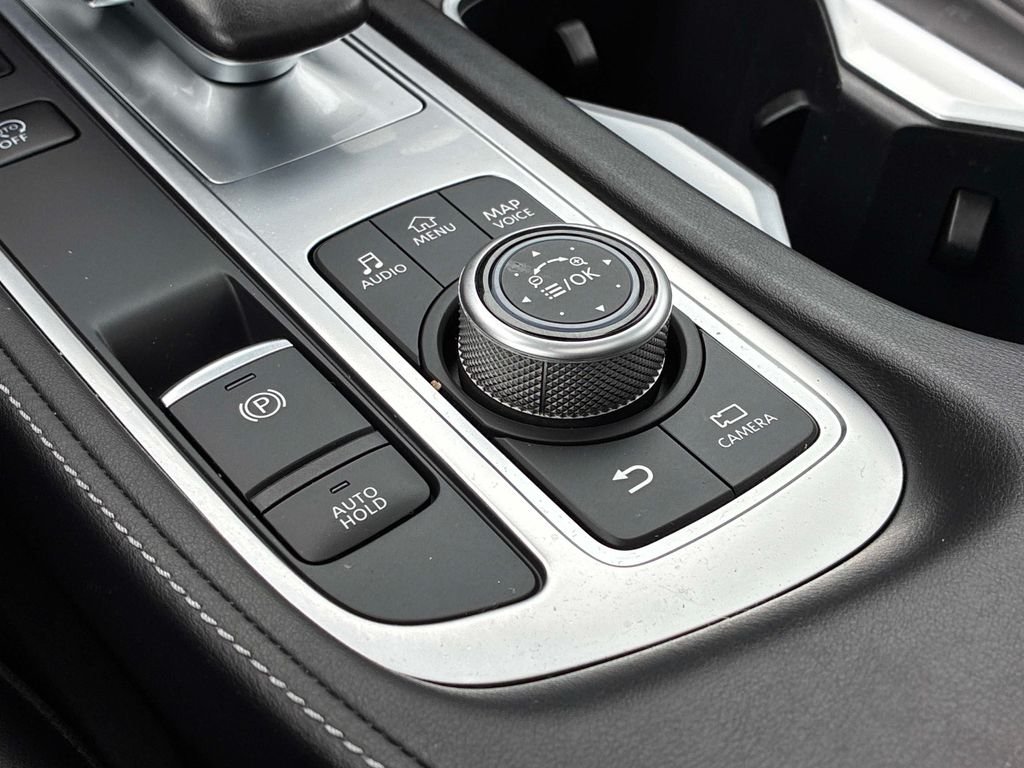Used 2023 Silver INFINITI LUXE image 34