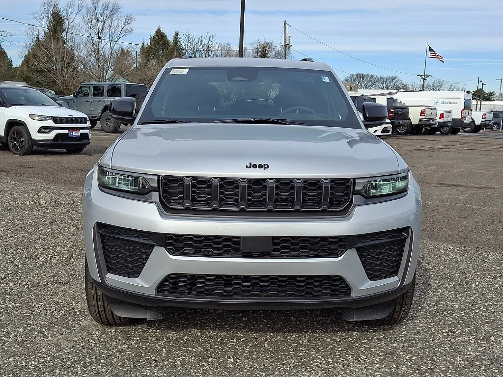 New 2026 Silver Zynith Exterior Paint Jeep Laredo Altitude image 2