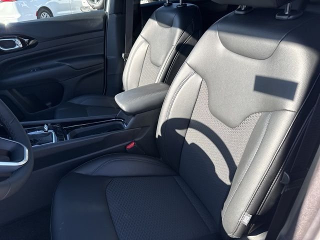 New 2026 Bright White Clear-Coat Exterior Paint Jeep Latitude image 14