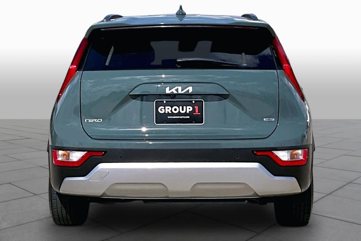 Used 2023 Cityscape Green Kia EX image 9