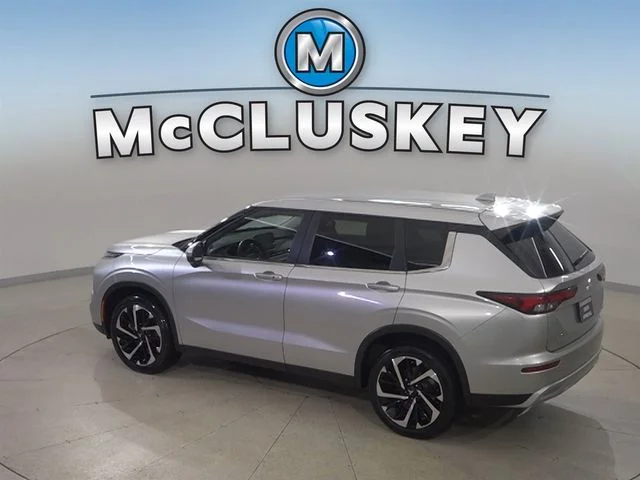 Used 2024 Silver Mitsubishi SE image 28