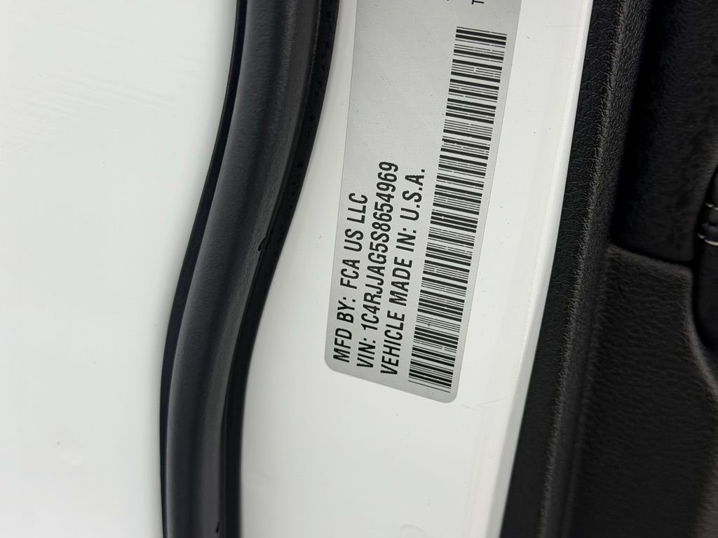 Used 2025 White Jeep Altitude image 22