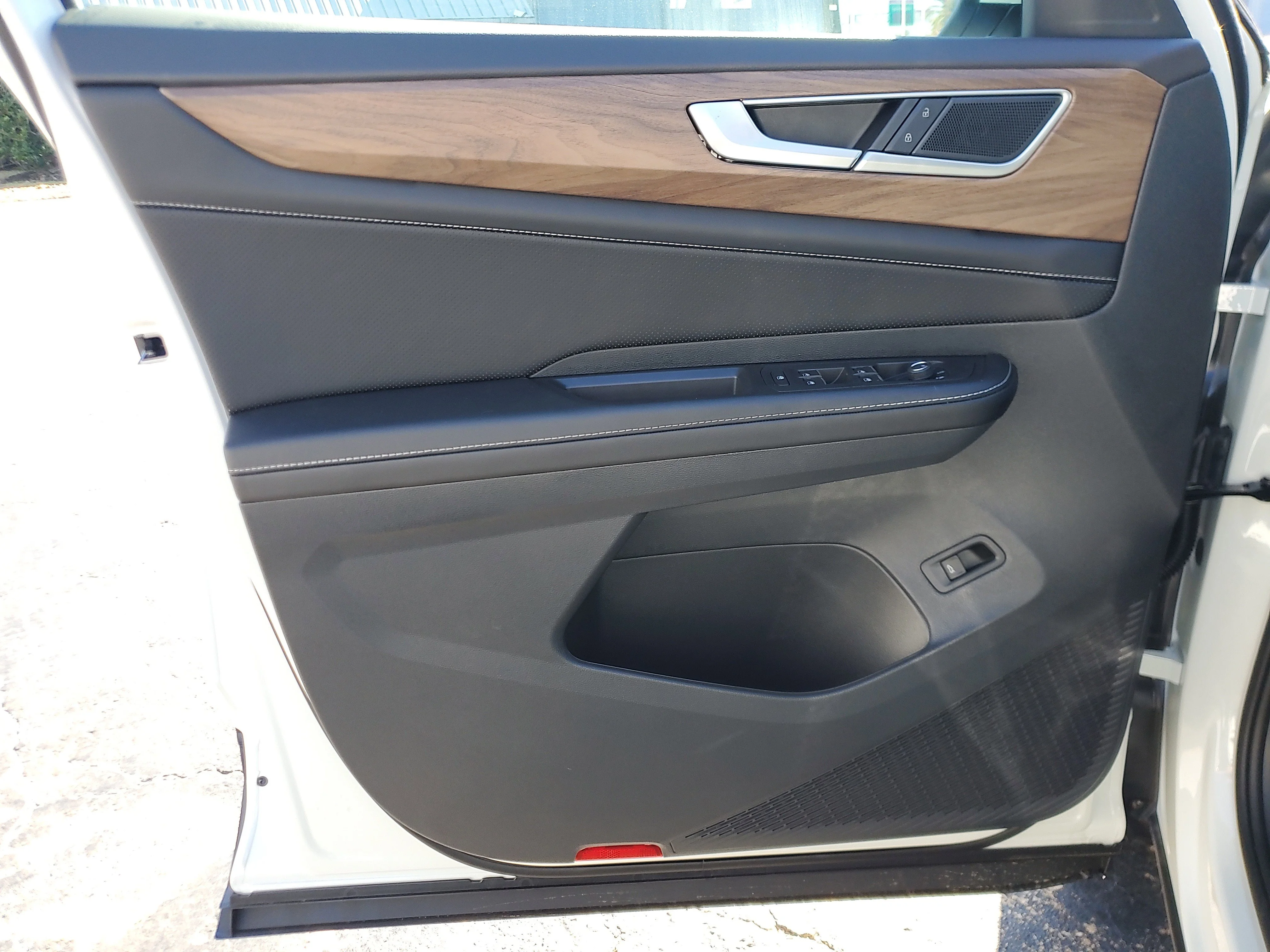 New 2026 White Volkswagen 2.0T SE w/Technology image 18