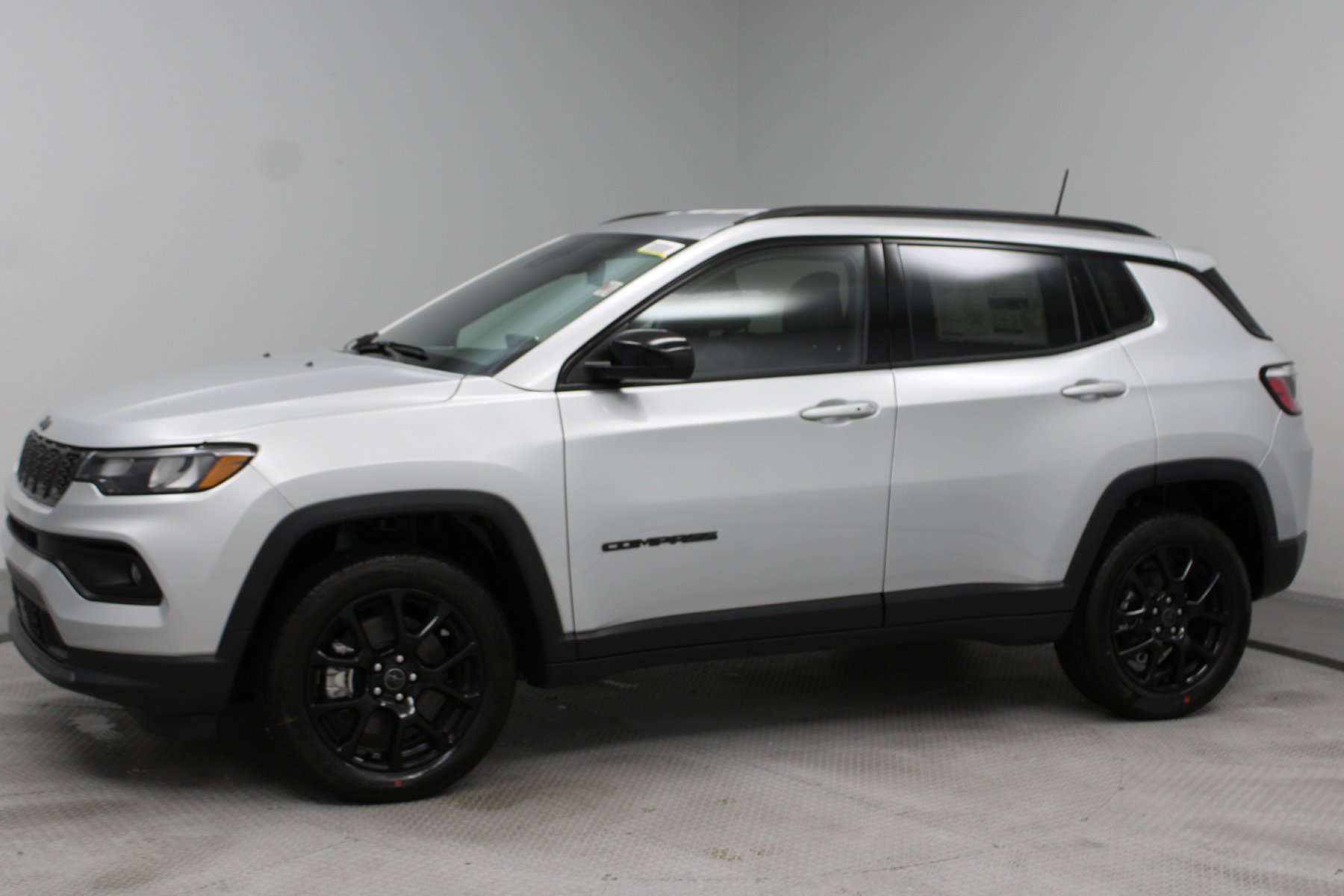 New 2026 Silver Zynith Metallic Clear-Coat Exterior Paint Jeep Latitude Altitude 4x4 image 27